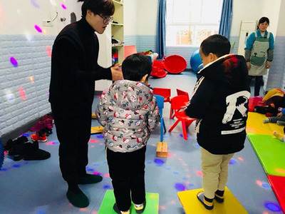 刻板行为也能智慧转化成自闭症儿童的“特长” 图书管理员、仓库理货员、面点师、花艺师等都是就业方向